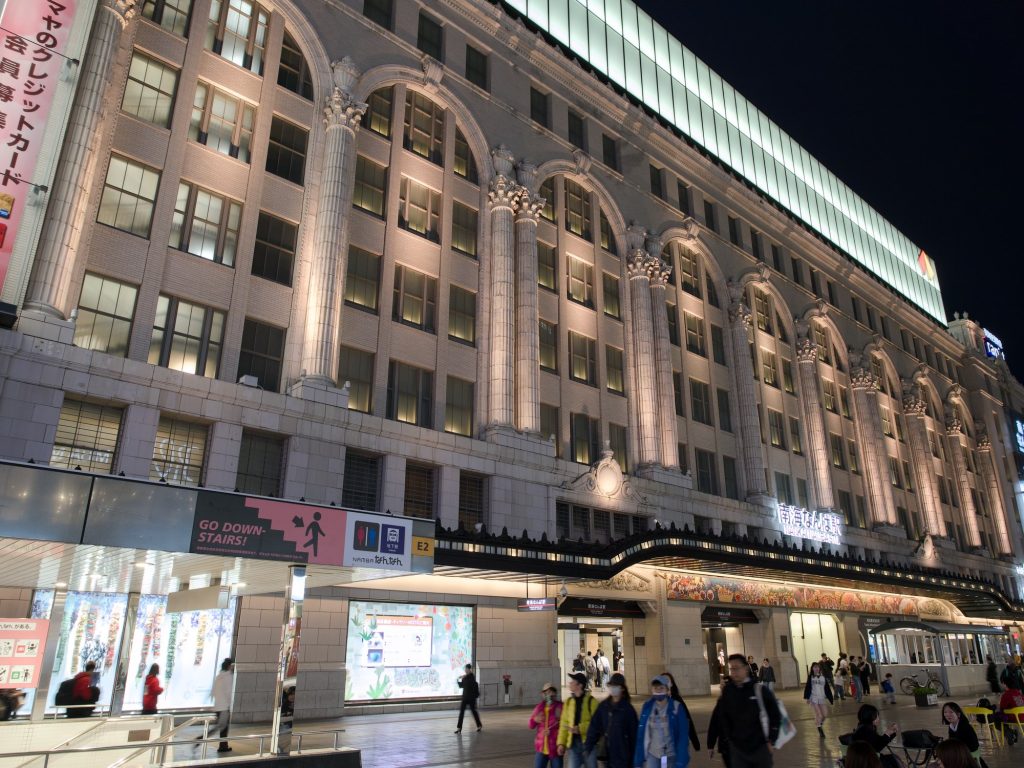 Nocna fasada stacji Nankai Namba podświetlona