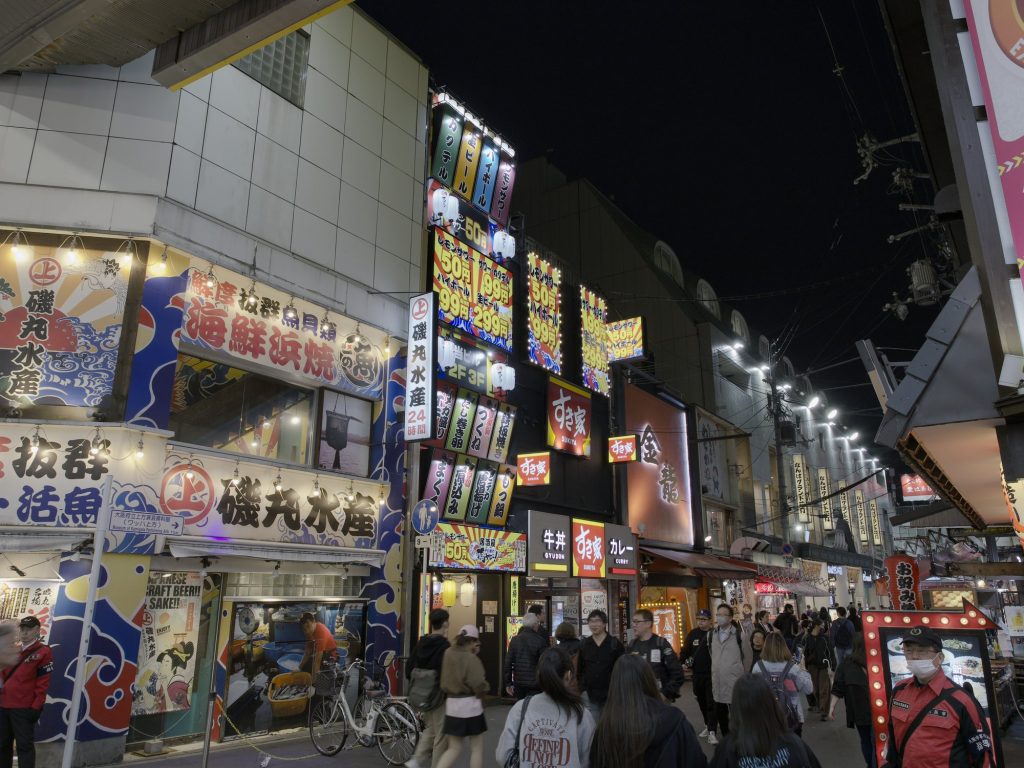 Nocna ulica Namba z neonami restauracji ryb i Sukiya