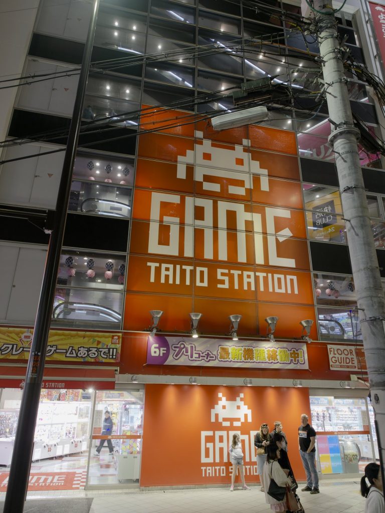 Fasada salonu gier Taito Station z logo Space Invaders w Namba