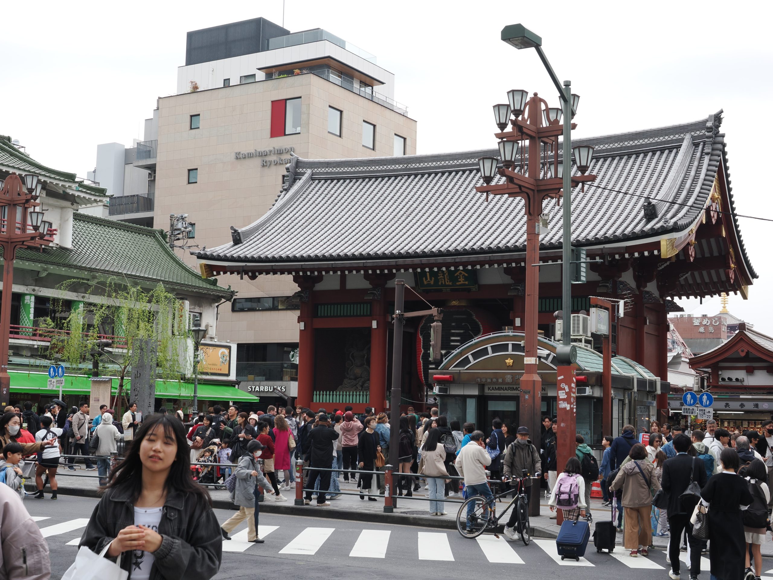 Brama Kaminarimon widziana z drugiej strony ulicy, tłumy turystów, Starbucks po lewej