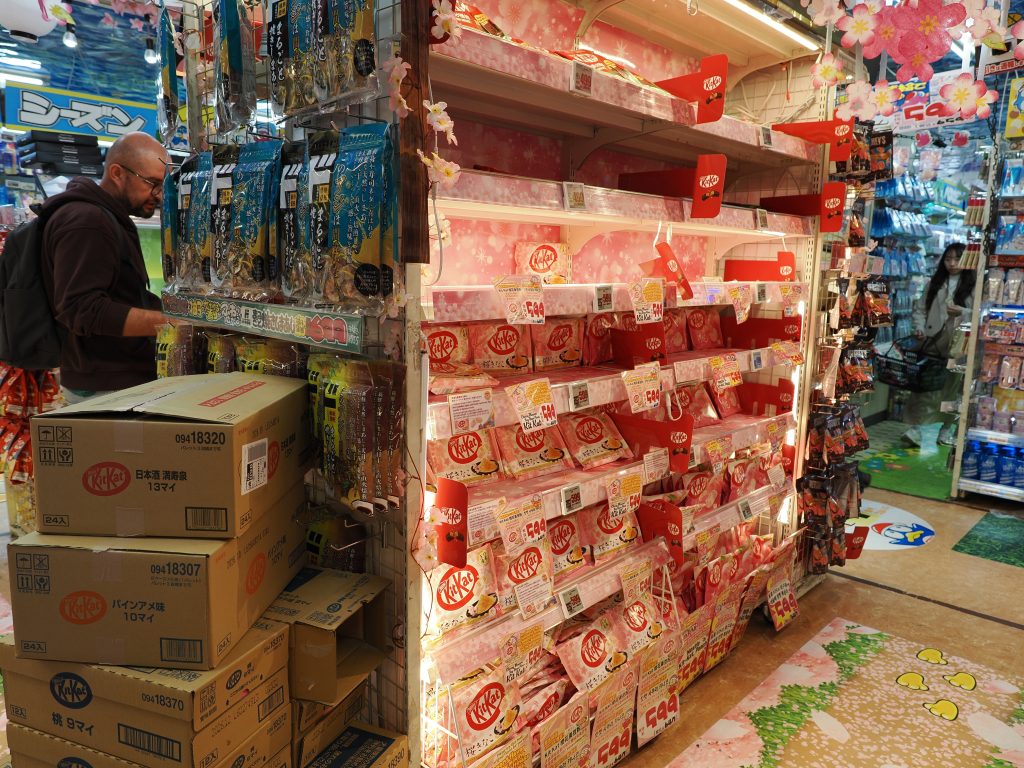 Kamil przy półce z edycją sakura KitKat