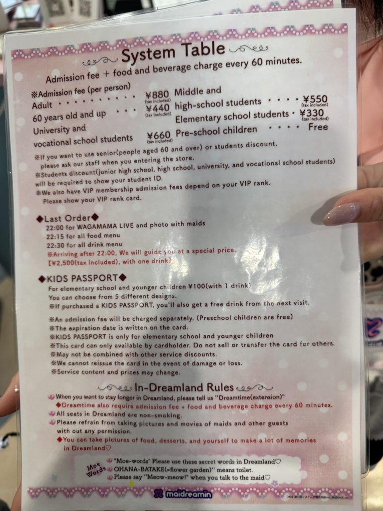 Wnętrze Maid Cafe w Akihabarze — pastelowe kolory, podświetlone półki i menu