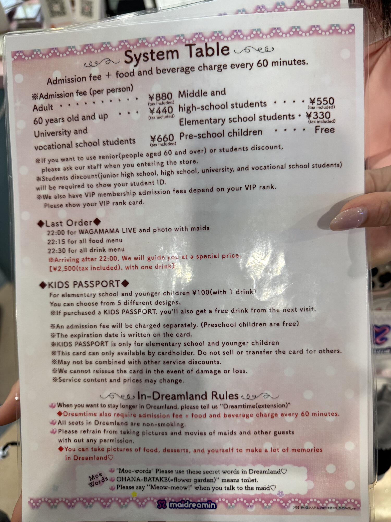 Wnętrze Maid Cafe w Akihabarze — pastelowe kolory, podświetlone półki i menu