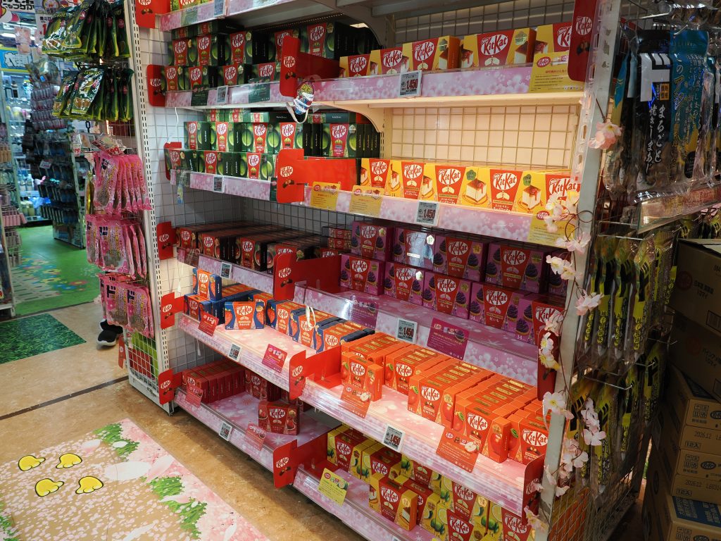 Regał z japońskimi KitKatami w różnych smakach