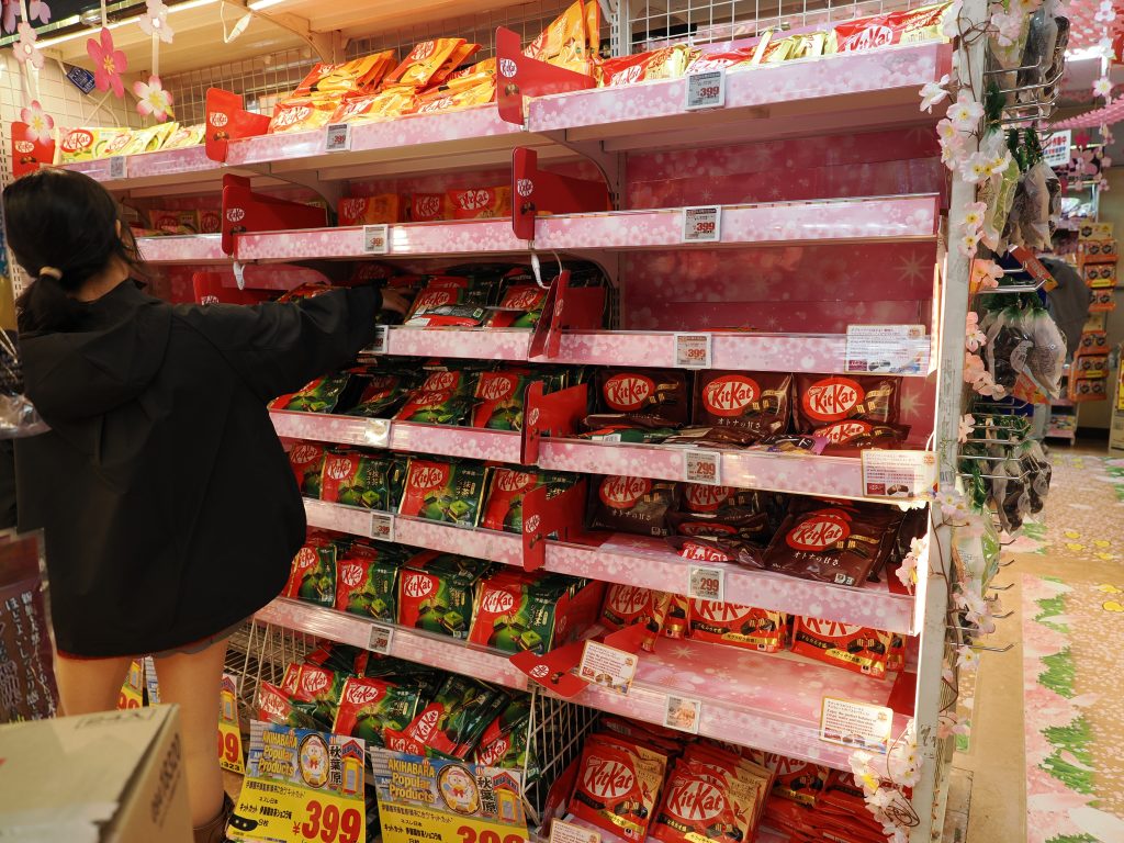 Zuzia wybiera KitKaty z półki