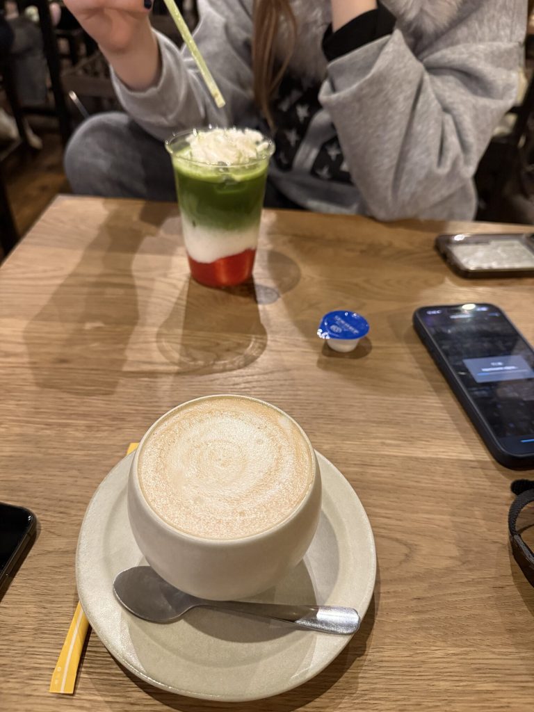 Latte i matcha drink z bitą śmietaną w kawiarni na Tsukiji