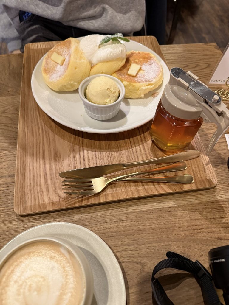 Puszyste souffle pancakes z masłem, lodami i miodem