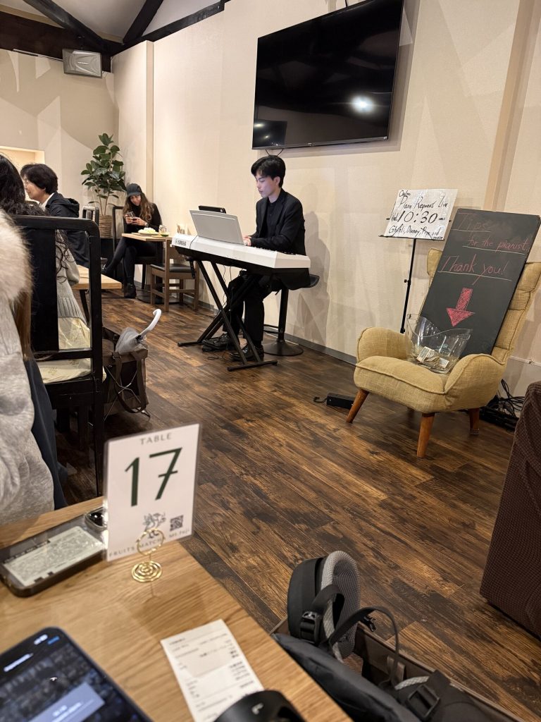 Młody pianista grający live w kawiarni Mt. FUJI na Tsukiji