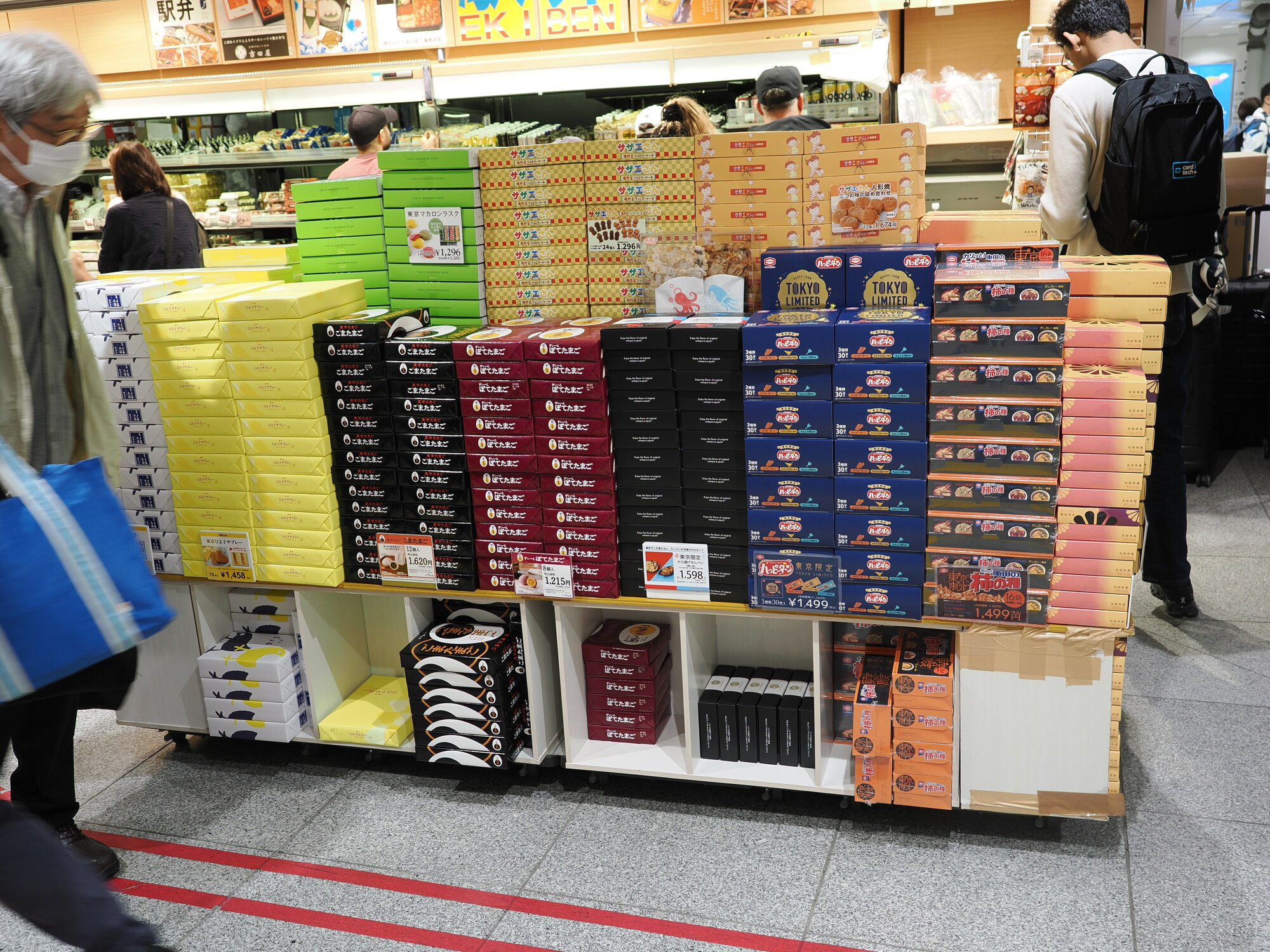 Stoisko z omiyage w Tokyo Station — kolorowe pudełka czekolad, ciastek i przekąsek regionalnych, szyld EKIBEN w tle