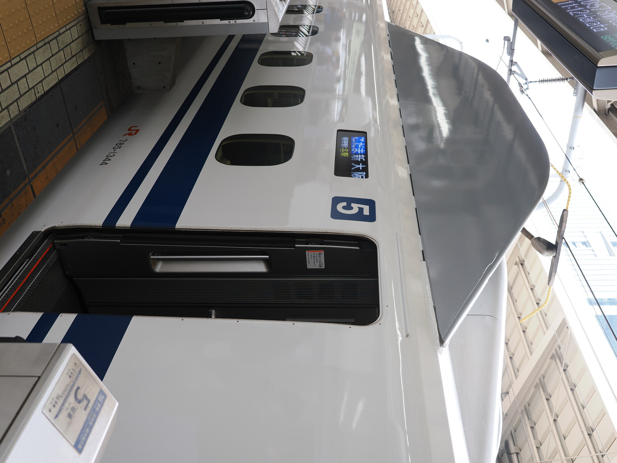 Shinkansen Kodama na peronie Tokyo Station — wagon 5, wyświetlacz こだま新大阪, drzwi otwarte