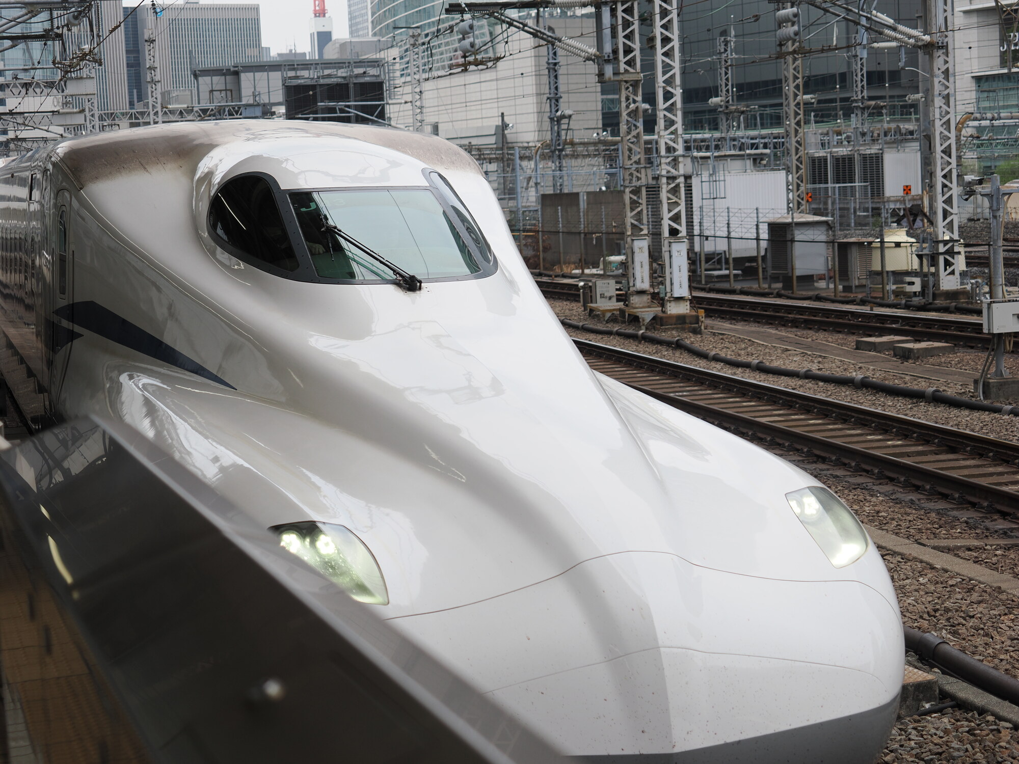 Nos Shinkansena N700S z bliska — reflektor, aerodynamiczny kształt, litery JR i numer G37