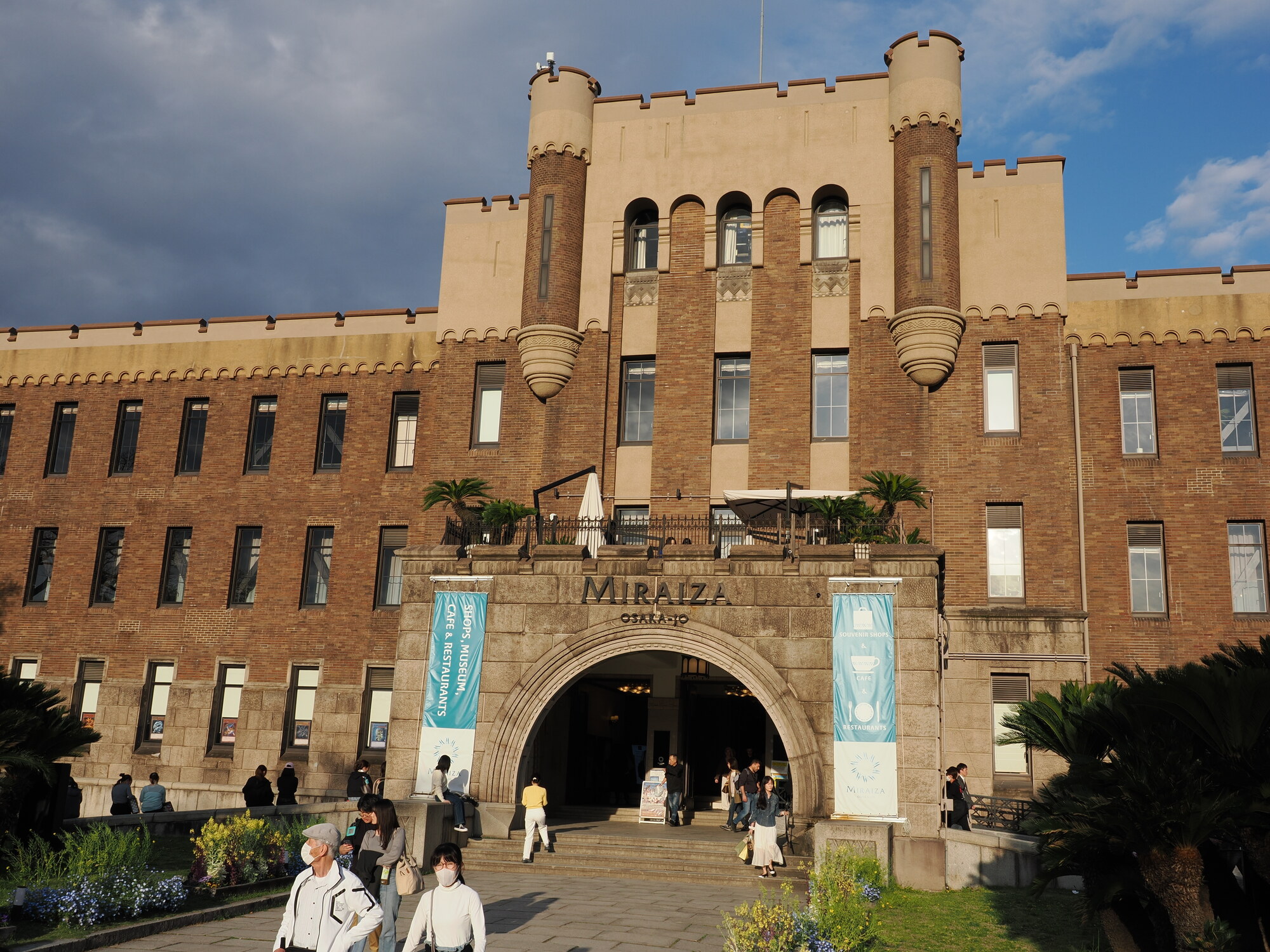 Miraiza Osaka-Jo — historyczny budynek z cegły z basztami, centrum handlowe i muzeum w parku zamkowym