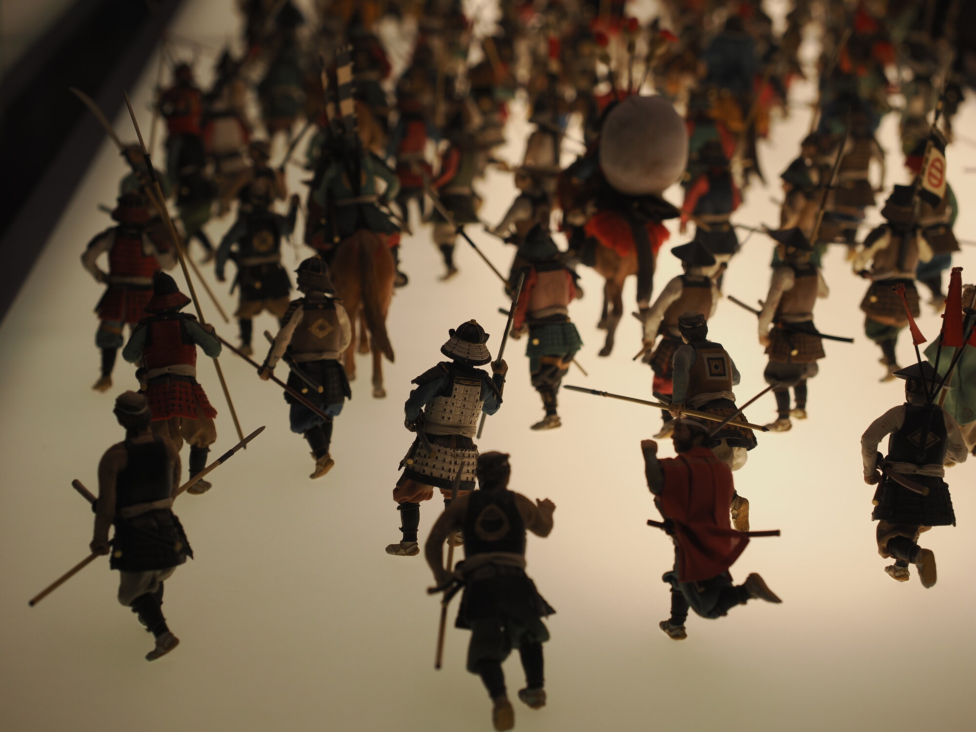 Miniaturowa diorama bitwy samurajów — setki figurek w zbrojach z włóczniami i mieczami, widok z lotu ptaka