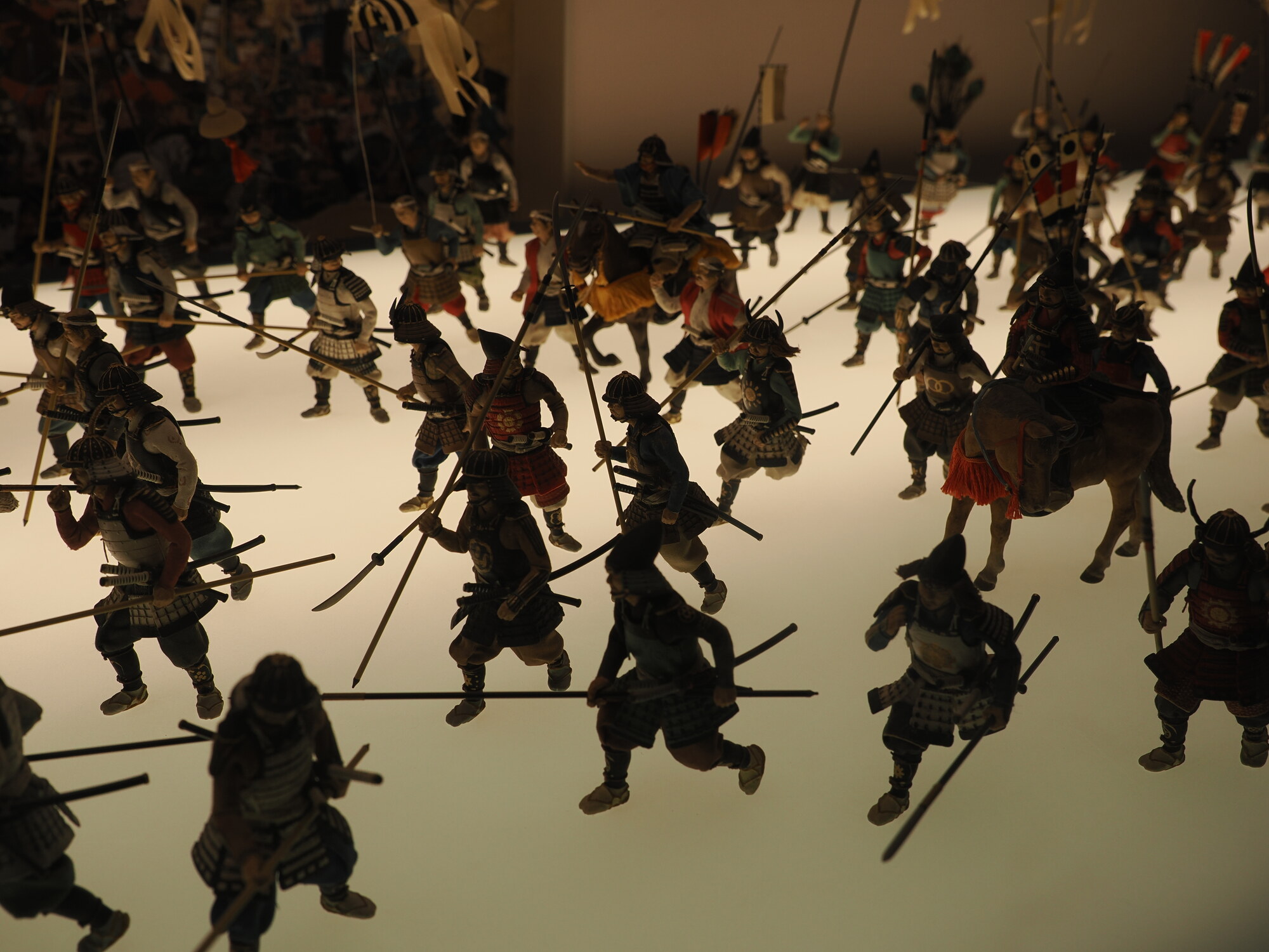 Miniaturowa diorama bitwy samurajów z bliska — żołnierze piechoty ashigaru z włóczniami, kawaleeria i dowódcy