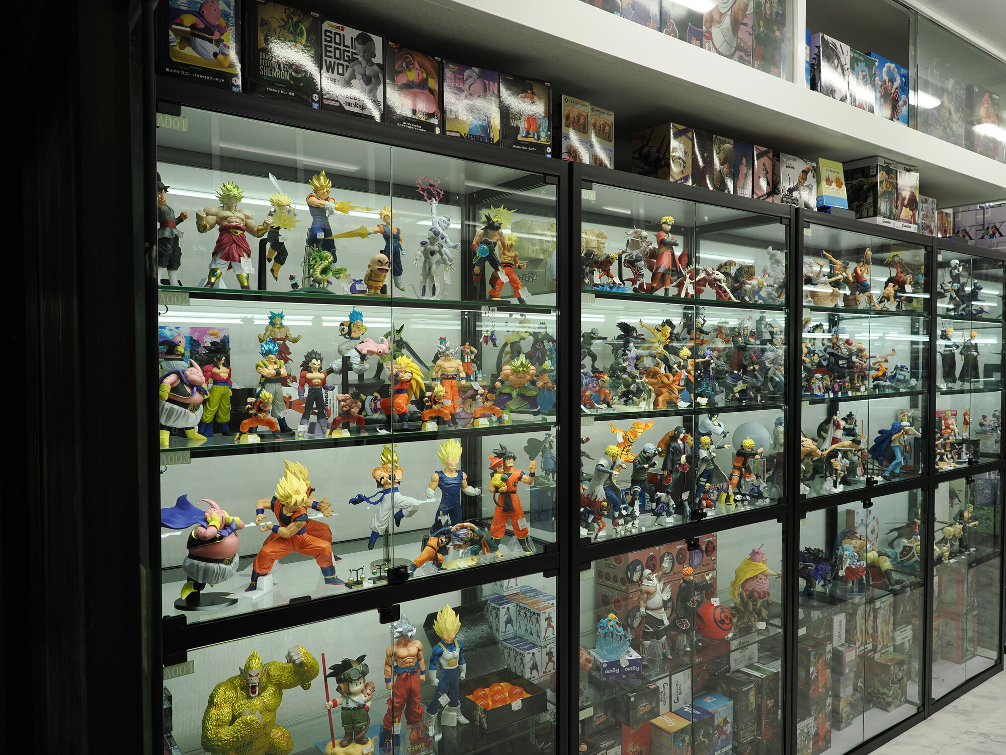 Gabloty z figurkami anime w Nippombashi — Dragon Ball, Naruto, One Piece, Solid Edge World, 4 poziomy gablot z setkami figurek