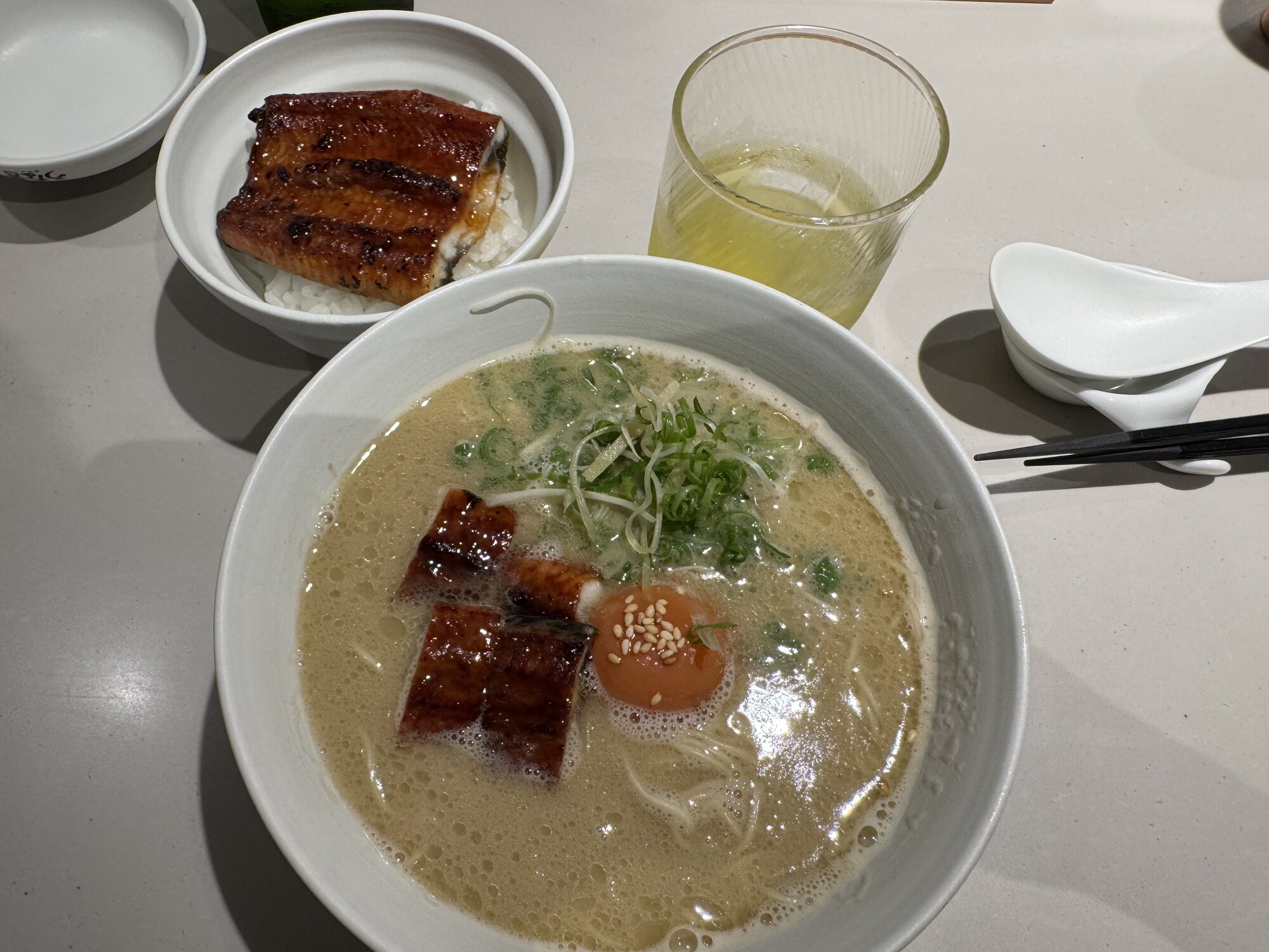 Tradycyjne unajū — filety grillowanego węgorza unagi w glazurze tare na białym ryżu, podane w czerwonym lakierowanym pudełku jūbako