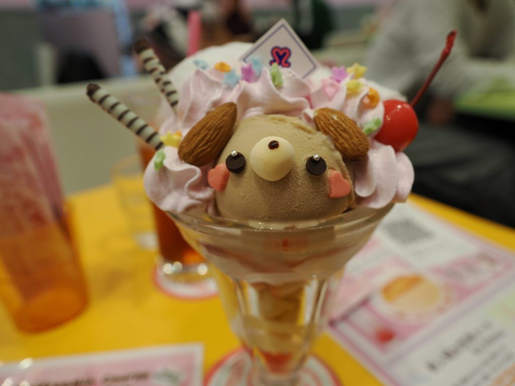 Lodowy parfait w kształcie pieska — deser w Maid Cafe Maidreamin