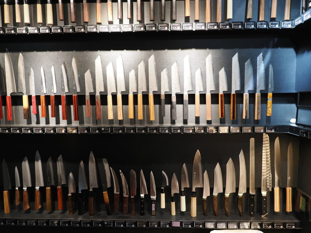 Ekspozycja noży japońskich różnych typów w Seisuke Knife