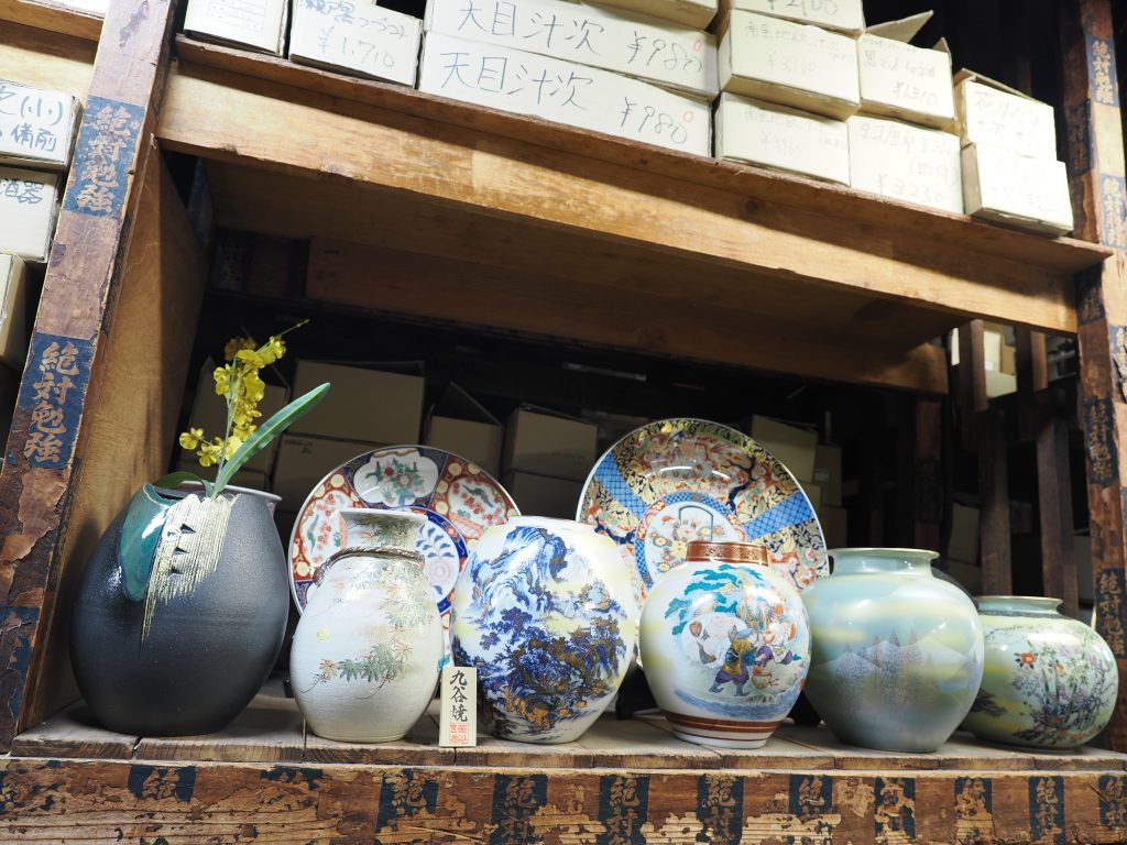 Ceramika japońska kutani — wazoniki i talerze z malowanymi wzorami