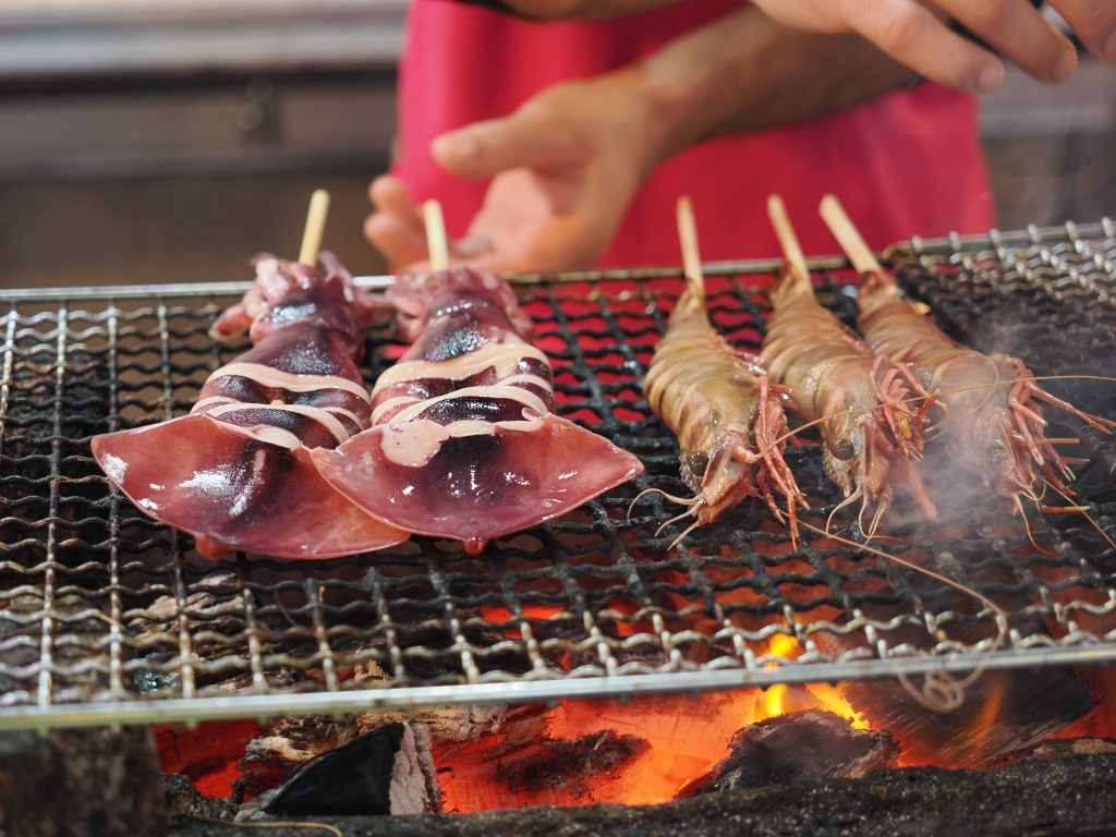 Kałamarnice i krewetki na szaszłykach nad ogniem na Tsukiji