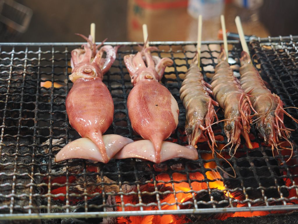 Kałamarnice na szaszłykach grillowane na węglu drzewnym