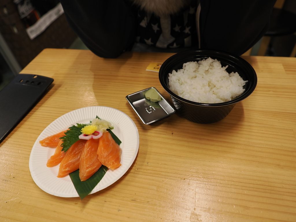Talerz sashimi z łososia z ryżem i wasabi na Tsukiji Market