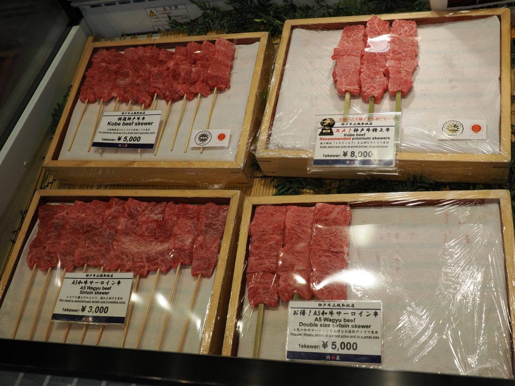 Szaszłyki Kobe beef i A5 Wagyu z cenami od 3000 do 8000 jenów