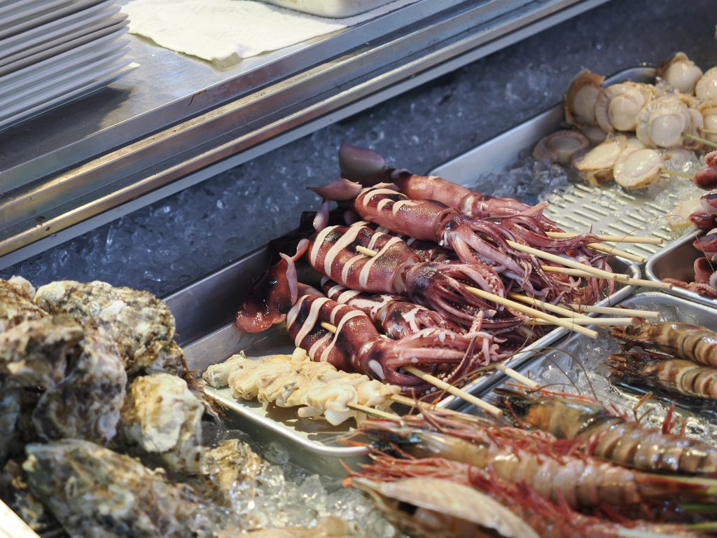 Kalmary z sosem, ostrygi i krewetki na ladzie grillowej Tsukiji