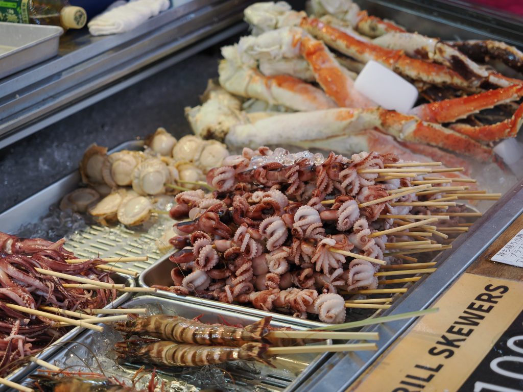 Lada z king crabem, osmorniczkami na szaszłykach i przegrzebkami