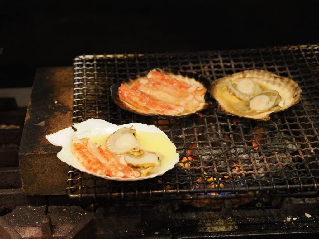 Grillowane przegrzebki z krabem na węglu