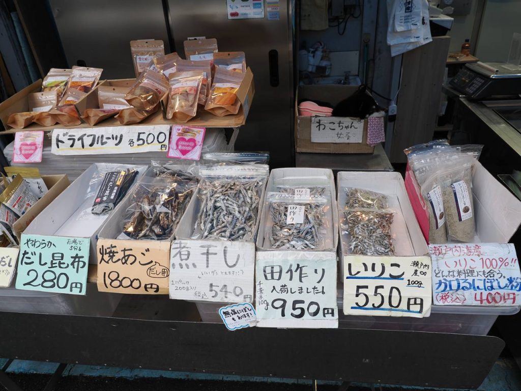 Stoisko z suszonymi rybami