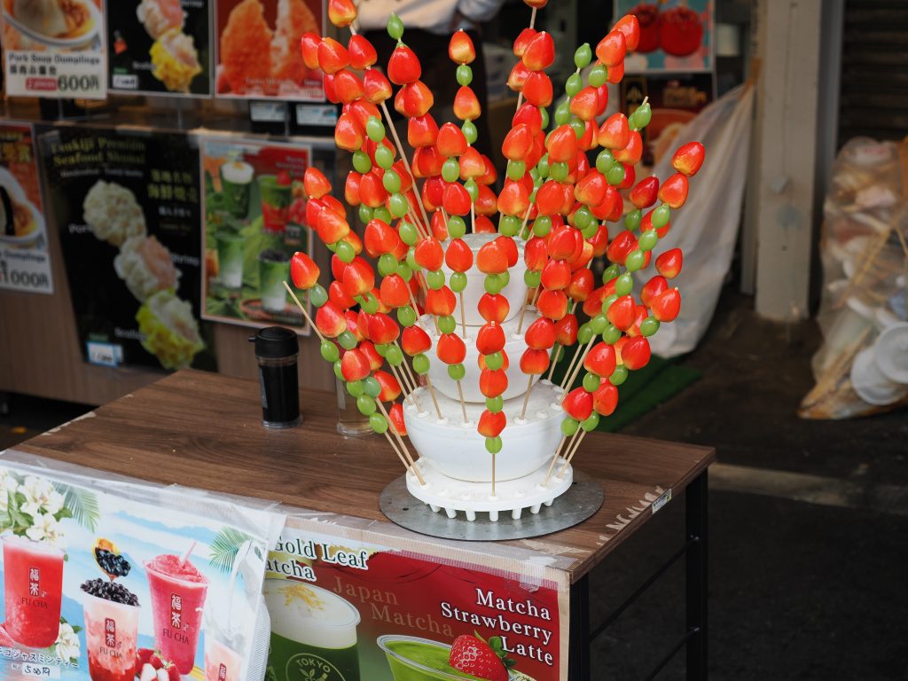 Dekoracyjne stoisko z truskawkami i winogronem na szaszłykach