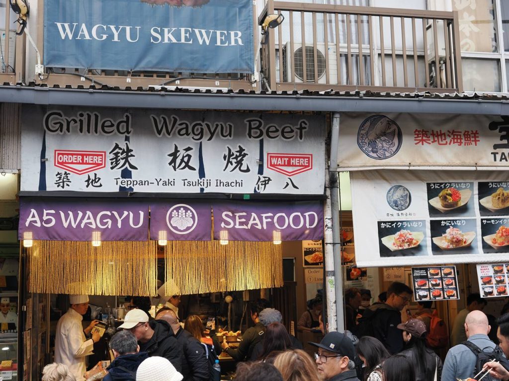 Stoisko z wagyu A5 i owocami morza