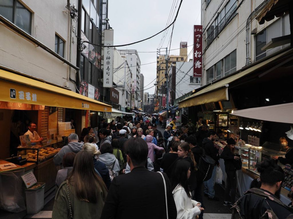 Wąska uliczka Tsukiji pełna ludzi